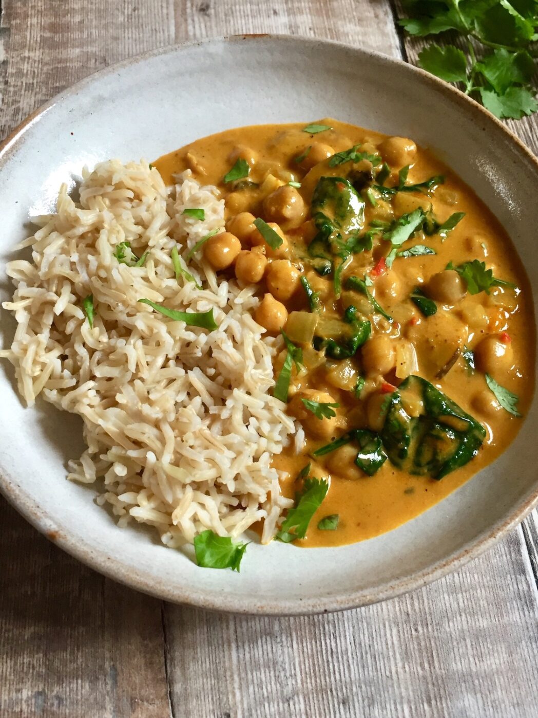 Curry de pois chiches, champignons et épinards avec riz brun