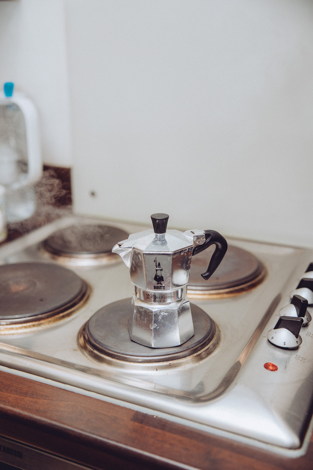 https://www.keepitsimpelle.com/wp-content/uploads/2022/01/bialetti-on-stove-How-To-Make-The-Perfect-Oat-Milk-Latte-At-Home.jpg